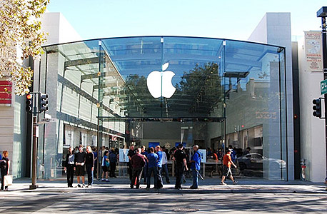 חנות של אפל בקליפורניה - המניה נסחרת בשיא של שנתיים ונאבקת לפרוץ את שיא כל הזמנים