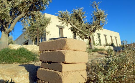 בית בוץ אקולוגי במדרשת בן גוריון בית בוץ אקולוגי במדרשת בן גוריון