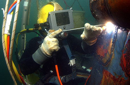 רתך תת ימי, יכול להגיע לשכר של 1,500 שקל ליום, צילום: cc by Stefan Kühn