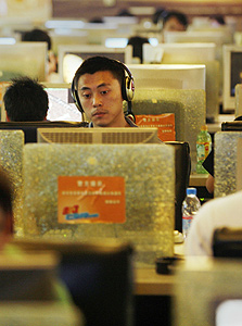 גולש בקפה אינטרנט בסין. יותר ממיליון אתרים נחסמו בשנה