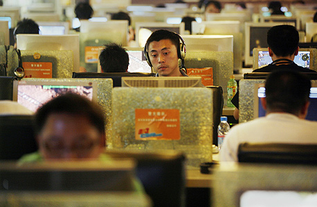 גולשים בקפה אינטרנט בסין, צילום: בלומברג