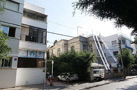 רוטשילד 62–66 בתל אביב. לפי עסקת הקומבינציה הנרקמת, בעלי הקרקע יקבלו 50% מההכנסות ממכירת הדירות העתידית