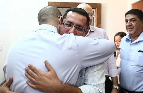 עופר עיני (מימין) ואבי ניסנקורן ביום בו הכריז עיני על פרישתו הצפויה, צילום: אוראל כהן