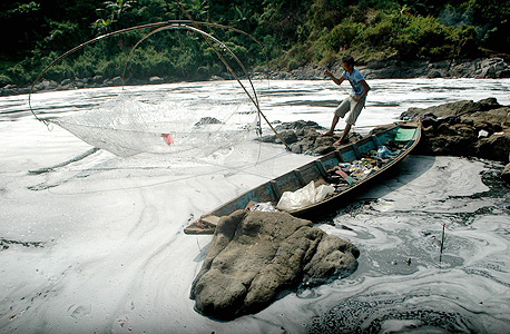 נהר סיטארום באינדונזיה. מגוון מזהמים ברמות הגבוהות פי אלף מהמותר, צילום: איי אף פי