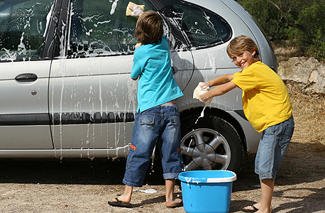 ילדים שוטפים רכב. יכולים להרוויח כך עוד קצת כסף
