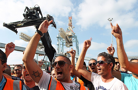 הפגנת עובדי נמל אשדוד (ארכיון), צילום: גיל נחושתן