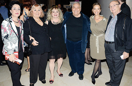 מימין גדעון המבורגר, ריקי אריאלי, עמי שגיא, חנה מוניץ, ליזקה שגיא וחנה המבורגר מימין גדעון המבורגר, ריקי אריאלי, עמי שגיא, חנה מוניץ, ליזקה שגיא וחנה המבורגר