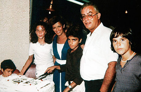 1981. אייל רביד בבר המצווה שלו עם הוריו יהודית וחיים וחברה, בבת ים