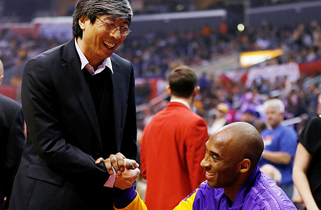 שׂין־שׂיאנג עם קובי בראיינט, שחקן לוס אנג'לס לייקרס, שהוא מבעליה. במשחקים הוא מתעקש לשבת ביציע עם האוהדים ולא על הפרקט