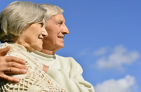 זוג קשישים. צעירים הם לא בהכרח מאושרים יותר