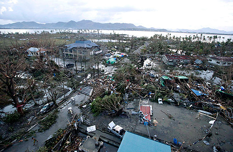 הסופה &quot;הייאן&quot; פגעה בפיליפינים - לפחות 1,200 בני אדם נהרגו