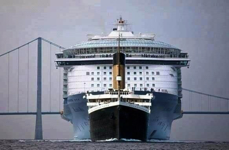 הטיטאניק (מלפנים) בהשוואה לספינת שייט מודרנית. כבר לא נראית כל כך גדולה ומפוארת