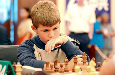 קרלסן, בגיל 13, בפתיחת אליפות השחמט בטריפולי. "אחותי התעניינה בזה יותר", צילום: אי פי איי