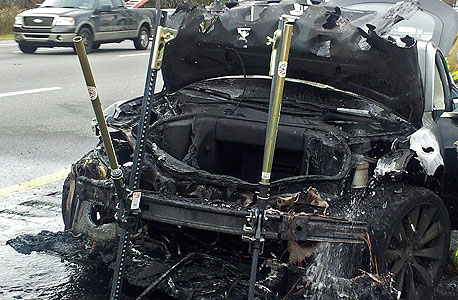מכונית טסלה שנשרפה בטנסי, צילום: איי פי
