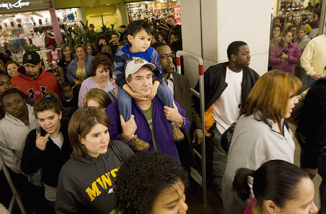 קונים אמריקאים ממתינים בתור ב"יום שישי השחור". ממוצע קנייה של 616 דולר