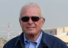 גיורא אקרשטיין. חוגג עם חיילים גיורא אקרשטיין. חוגג עם חיילים