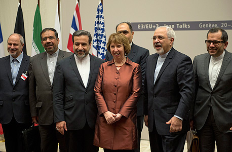 נציגי איראן ומעצמות המערב במעמד חתימת הסכם הביניים בז'נבה, נובמבר 2013