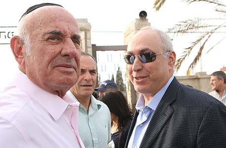השר יעקב פרי (משמאל) וחמי פרס (מימין) בלווית דב לאוטמן, צילום: עמית שעל