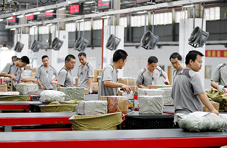 עובדי אריזה במפעל בשנזן. "תהליך דו-כיווני"