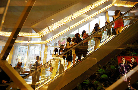 לקוחות ממלאים קניון חדש בשנגחאי, צילום: בלומברג