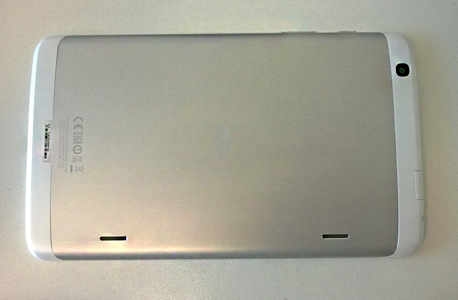 גב המכשיר, שמשלב פלסטיק ואלומיניום, צילום: ניצן סדן