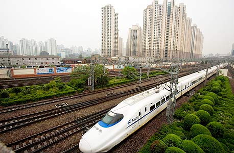 רכבת מהירה בשנגחאי. סין צפויה לשחזר את גדולתה מ-1890