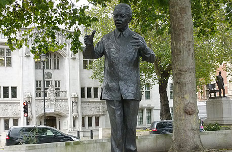 פסל של נלסון מנדלה בלונדון, צילום: דוד הכהן