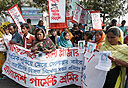 ניצולים וקרובים לפצועים וההרוגים בשריפה במפעל וולמארט בבנגלדש, צילום: אי פי איי