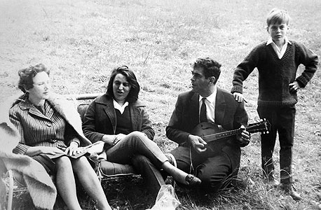 1962. עוזי דיין, בן 14, עם הוריו מימי ומשה, צילום רפרודוקציה: עמית שעל