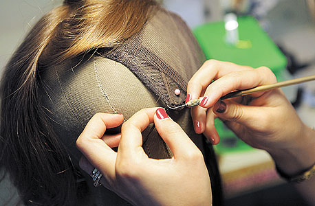 סריגת שערות בודדות לצידי הפאה, צילום: עמית שעל