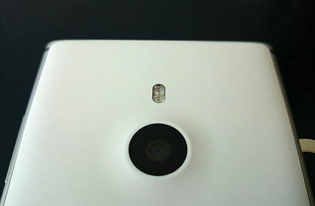 מצלמת הטלפון, בעלת חיישן 8.7 מגה-פיקסל, צילום: ניצן סדן