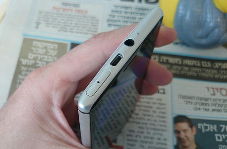 מגירת ה-SIM של המכשיר, לצד שקע ה-USB שלו