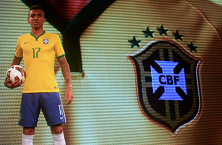 לואיס גוסטבו מציג את החולצה של נבחרת ברזיל למונדיאל 2014