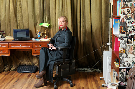 אלונה קמחי בחדר העבודה, צילום: עמית שעל