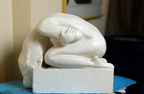 פסל בחדרה של אלונה קמחי