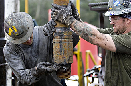 עובדים במתקן קידוח נפט בארה"ב, צילום: בלומברג