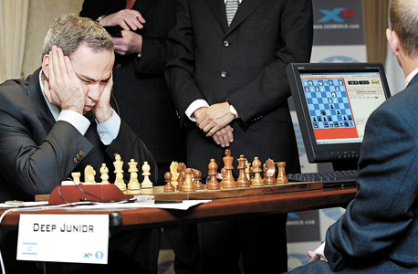 קספרוב משחק ב-2003 נגד המחשב "Deep Junior" בסדרת משחקים שהסתיימו בתיקו. ברט: "מה יקרה כשהמחשב ירצה יותר אנרגיה?", צילום:  איי פי
