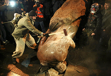 מפגינים בקייב מנפצים את הפסל של לנין, צילום: רויטרס