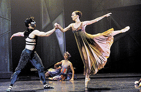 היפה והחיה. עמדו במשימה הקשה- להחזיק קהל ילדים במשך שעתיים היפה והחיה. עמדו במשימה הקשה- להחזיק קהל ילדים במשך שעתיים