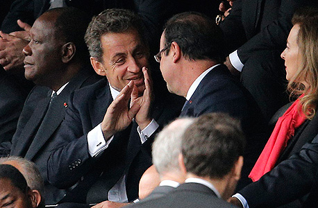טקס האשכבה לנלסון מנדלה. נשיא צרפת לשעבר ניקולא סרקוזי (שני משמאל) ונשיא צרפת פרנסואה הולנד (לידו), צילום: איי פי