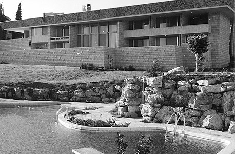 וילה שרובר והבריכה האולימפית שבחצר, 1959. בכלל נבנתה על שטח ציבורי, בתנאי שתצופה באבן טבעית, צילום: דוד רובינגר