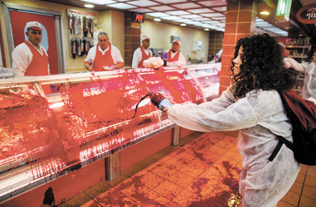 דם מלאכותי על מקרר בשר בחנות במפעל זוגלובק בנהריה. שורה בלתי פוסקת של מחאות, צילום: אימג