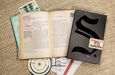 "S.". מכיל פריטים שונים המסייעים בהבנת העלילה "S.". מכיל פריטים שונים המסייעים בהבנת העלילה