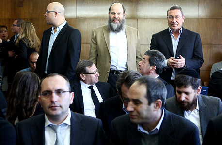 נוחי דנקנר (מאחורה) ומוטי בן משה (קדימה משמאל) בדיון בבית המשפט, צילום: אוראל כהן