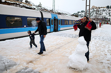 רכבת ישראל שלג בירושלים, צילום: עמית שאבי