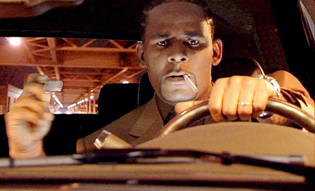 אר קלי בסצנה מתוך הסדרה. "סאות' פארק" הגיבו בפרק מחווה משלהם