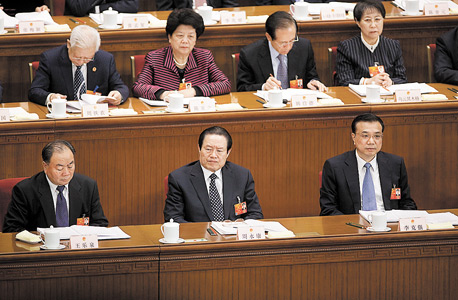 ראש ממשלת סין לי קה-צ'יאנג (מימין). הממשלה לא אישרה את קיומן של התקנות