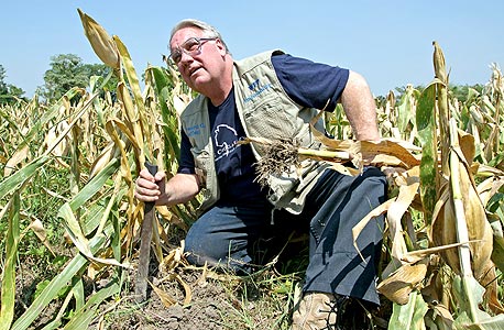 באפט בחווה שלו באילינוי. "מדהים אותי שיש מינהלנים שעוסקים בבעיית הפריון החקלאי בלי שאי פעם היו בחווה"