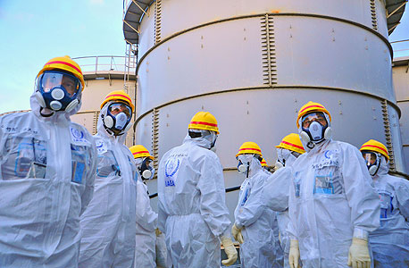 עובדים לבושים בחליפות נגד קרינה רדיואקטיבית לאחר האסון בפוקושימה, מרץ 2011