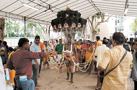 חוגגים את ה־Taipusam. הכלל בגלל החץ של מורנגאן